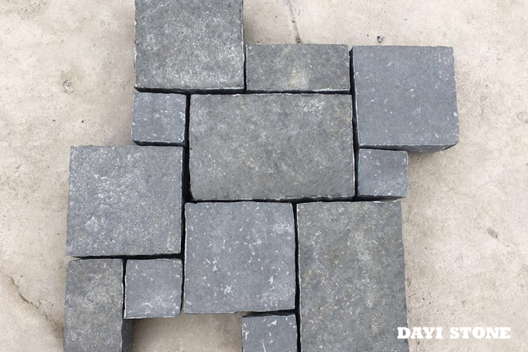 Cubes ZP Black Basalt Top flamed edges natural split bottom sawn - Dayi Stone